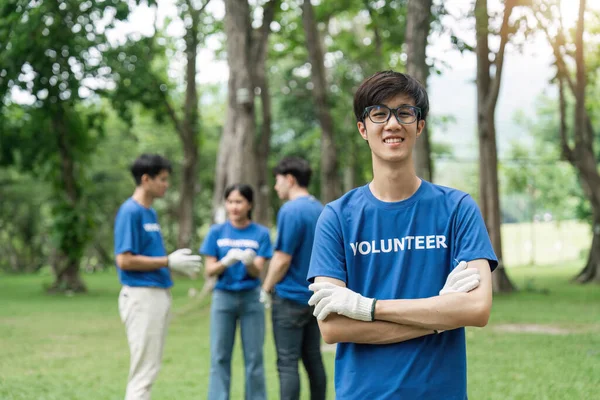 志愿服务 慈善和清洁环境概念 快乐的男人和一群志愿者 公园里有垃圾袋清洁区 复制空间 — 图库照片