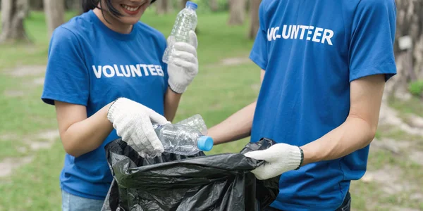 ボランティアの手 二酸化炭素排出量 公園での環境に優しいゴミ袋を掃除します 閉鎖とプラスチック収集屋外 環境への持続可能性と慈善サービス — ストック写真