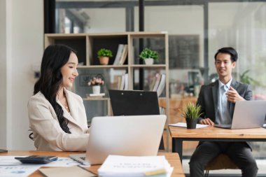 İş kadınları ve erkekler iş yerinde. İşbirliği, teknoloji ve işçiler, işletme veya çalışanlar şirkette ekran planlama satışları, araştırma veya mali strateji.