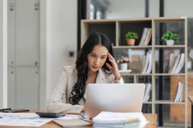 Modern ofiste başı ağrıyan bitkin bir iş kadını. Yorgun hissediyorum. Günlük iş kadını. Göz ağrısı..