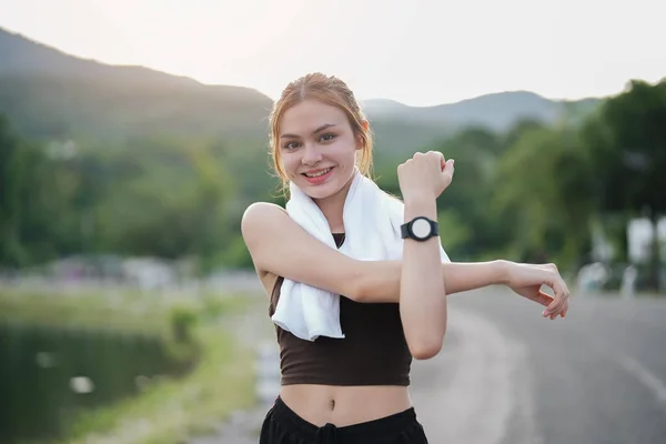 Молодая Женщина Растягивается Время Упражнений Открытом Воздухе Парке — стоковое фото