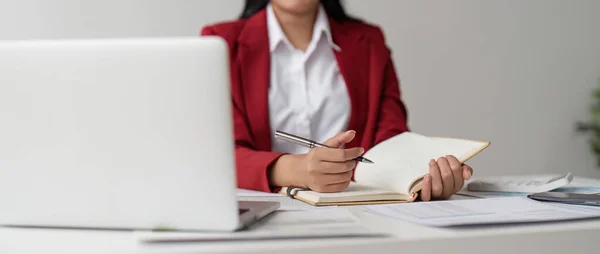 Деловые Женщины Работают Компьютерах Пишут Блокноте Ручкой Расчета Финансовой Отчетности — стоковое фото