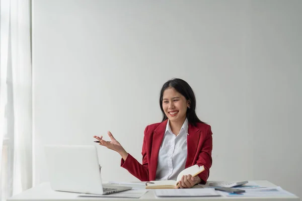 비지니스 여성은 노트북 컨설팅 약속에서 전화를 받으며 웃는다 — 스톡 사진