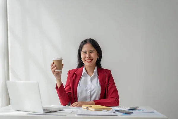 Gülümseyen Kadını Elinde Kahve Fincanı Tutuyor — Stok fotoğraf