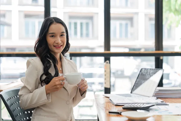 Χαρούμενη Χαμογελαστή Αυτοπεποίθηση Επιχειρηματίας Που Κρατάει Ένα Φλιτζάνι Καφέ Στο — Φωτογραφία Αρχείου