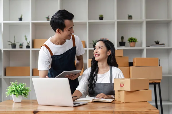 亚洲夫妇中小型企业网上交易 在家工作概念 亚洲夫妇 检查客户订单网上交易 在家工作 — 图库照片