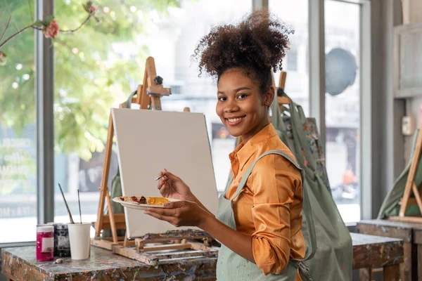 Afroamerikanische Reife Künstlerin Lächelt Die Kamera Während Sie Kunstatelier Auf — Stockfoto