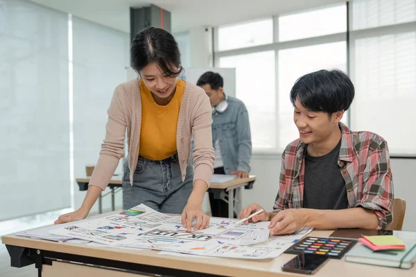 Brainstorm Struganie Kreatywnych Azjatyckiej Pracy Zespołowej Grupa Azjatyckiej Aplikacji Mobilnej — Zdjęcie stockowe