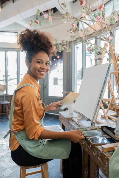 Afroamerikanische Reife Künstlerin Lächelt Die Kamera Während Sie Kunstatelier Auf — Stockfoto