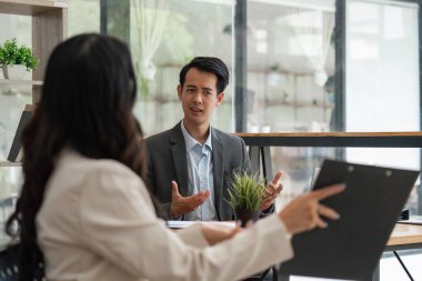 İki iş adamı bir belge şirketini tartışıyor. Grup işi, birlikte plan yapmak..