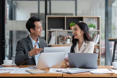 İki farklı iş arkadaşı konuşuyor, çevrimiçi sunumu tartışıyor, işbirliği projesi üzerinde çalışıyor, takım çalışması sırasında fikirleri paylaşıyor.
