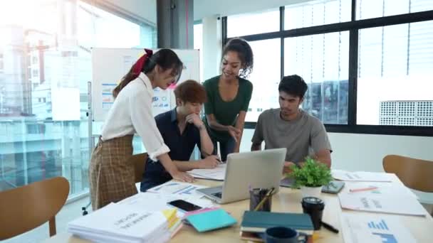 办公室会议室会议年轻投资者 开发人员组成的多样化团队致力于创新电子商务数字创业 多族裔商业专业人员群体 — 图库视频影像