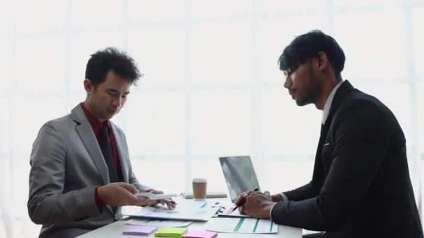 Asiatische Geschäftsleute Arbeiten Bei Einem Brainstorming Treffen Zusammen Zusammenarbeit Teamwork — Stockvideo