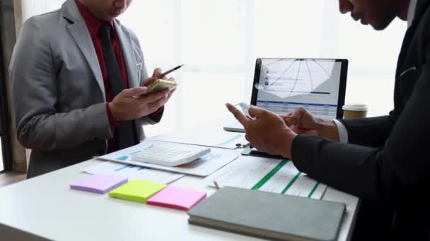 Dois Asiáticos Empresários Tabela Com Documentos Financeiros Calculadora Segurando Tablet — Vídeo de Stock