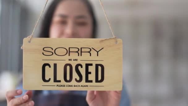 Café Konzept Asiatische Mädchen Eröffnen Einen Laden Der Kunden Aufnimmt — Stockvideo