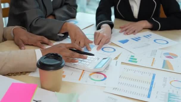 Finanční Analytici Analyzují Obchodní Finanční Zprávy Investičním Projektu Digitálního Plánování — Stock video