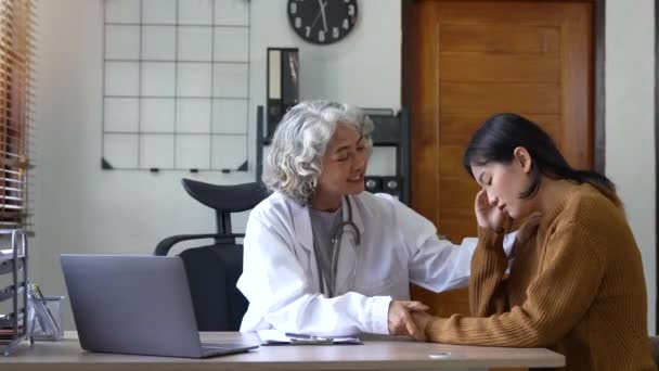 女性医師は患者の健康を確認しながら愛 励ましを提供するために お互いを奨励女性患者と手を振る — ストック動画