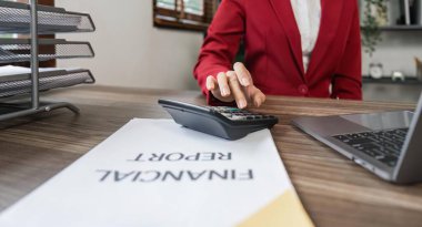 Muhasebeci kadın hesaplamalar yapıyor. Tasarruf, İş Finansmanı Muhasebe Bankası ve Ekonomi Konsepti. Ofisteki maliyet hakkında hesap makinesi kullanan ellerin resmi.