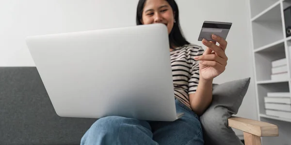 アジアの若い女性は ラップトップを保持してインターネットを休息とブラウジングクレジットカードオンラインショッピングコンセプト — ストック写真
