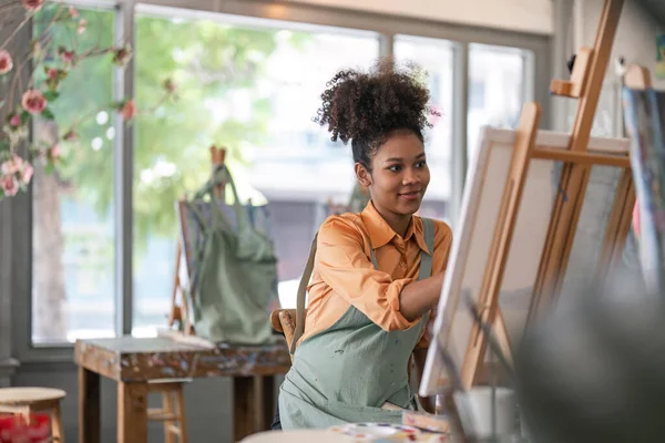 Professionelle Afroamerikanische Künstlerin Malerei Auf Leinwand Atelier Malerin Beim Malen — Stockfoto