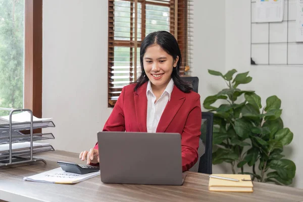 Gelukkig Glimlachen Zakenvrouw Werken Laptop Computer Jong Vrouwelijk Maken Accounting — Stockfoto