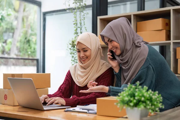 Muslim Dos Mujeres Freelancer Sme Negocio Compras Línea Trabajo Ordenador —  Fotos de Stock
