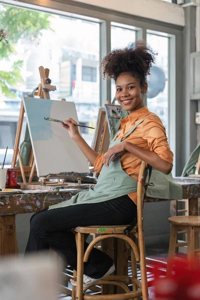 Afrikanisch Amerikanische Künstlerin Die Auf Leinwand Malt Und Einige Kunstprojekte — Stockfoto