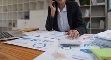 Şirket finansmanı, kazancı ve bütçesini kontrol etmek için hesap makinesi kullanan iş kadınlarının ellerini kapatın. Aylık giderleri hesaplayan iş kadını, bütçe yönetimi, kağıtlar, kredi belgeleri, faturalar.