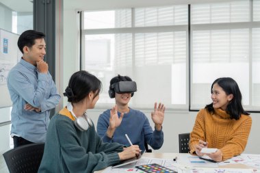 Çeşitli geliştirme ekibi sanal gerçeklik kulaklığını test ediyor, gelişmiş gerçeklik gelişimi üzerine beyin fırtınası yapıyor, gelecekteki teknolojiyi test ediyor..