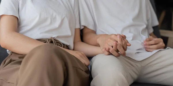 Mains Gros Plan Couple Romantique Adulte Assis Sur Canapé Intérieur — Photo