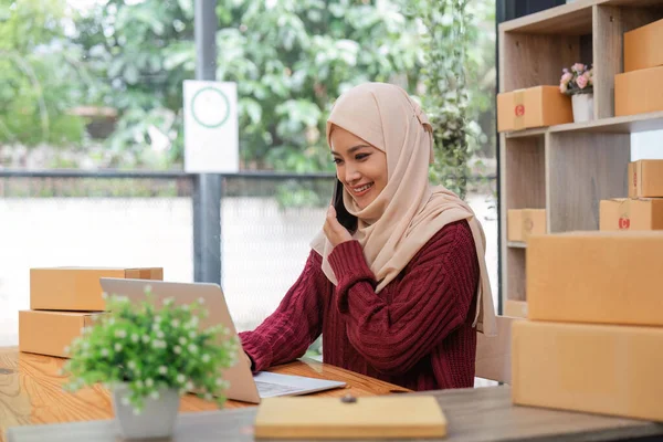 Beautiful Muslim Woman Selling Online Home Business Owner Business Sme — Stock Photo, Image