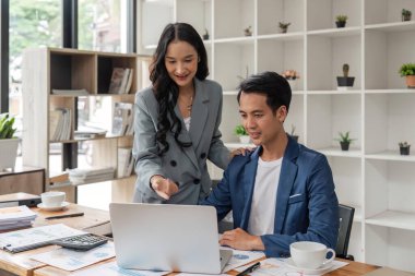 Ofiste iki iş adamı yeni yatırımların iş stratejisini tartışıyor. Başarılı iş adamları masada birlikte oturuyorlar..