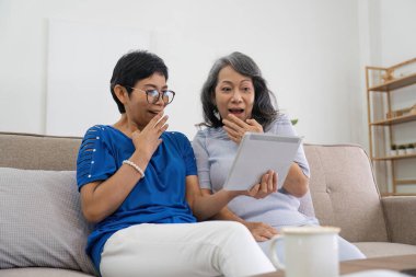 İletişim, sosyal medya videosu ya da çevrimiçi yayın yapan arkadaş tableti ya da yaşlı kadın. Mutluluk, gülümseme ya da kumar kazananı teknolojisi olan yaşlı kadınlar, online alışveriş ya da internette arama.