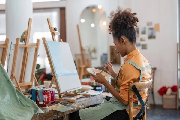 Eine Afroamerikanerin Die Kunst Liebt Oder Eine Künstlerin Hält Eine — Stockfoto