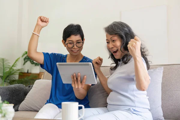 Vrienden Tablet Senior Vrouw Met Wow Voor Communicatie Social Media — Stockfoto
