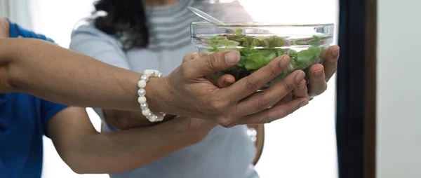Duas Mulheres Idosas Comem Salada Comida Saudável Sala Estar — Fotografia de Stock