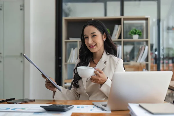 Ασιάτισσα Επιχειρηματίας Συνεργασία Φορητό Υπολογιστή Και Κρατώντας Μια Κούπα Καφέ — Φωτογραφία Αρχείου