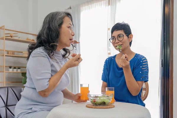 Yaşlı Kız Arkadaş Evde Sağlıklı Yemek Yiyor — Stok fotoğraf