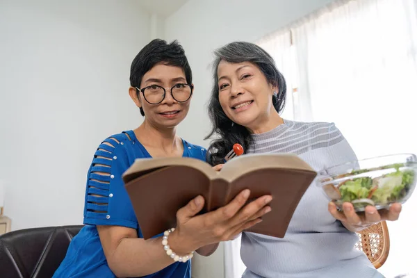 Zwei Pensionierte Schwestern Genießen Gemeinsam Gesundes Essen Wohnzimmer — Stockfoto