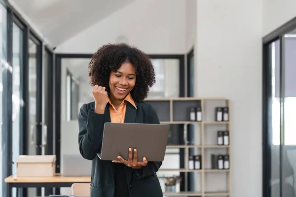 Schöne Afrikanische Geschäftsfrau Die Büro Steht Und Einen Laptop Hält — Stockfoto