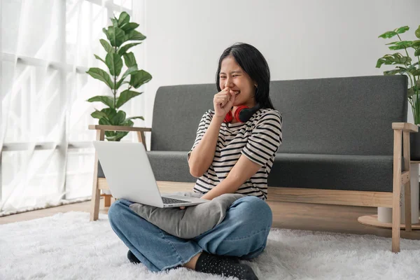 Mulher Asiática Feliz Usando Laptop Para Assistir Série Comédia Casa — Fotografia de Stock