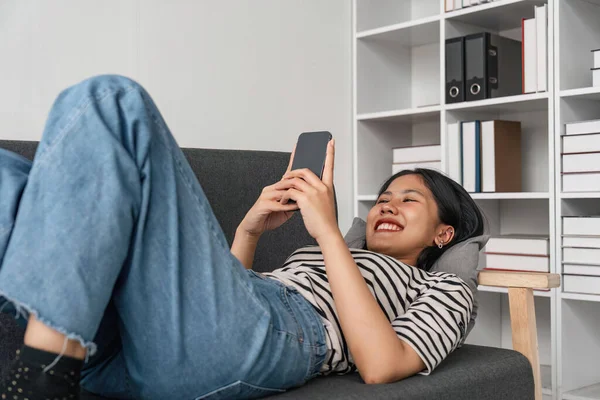 Asyalı Genç Bir Kadın Evde Akıllı Telefon Kullanıyor Evde Akıllı — Stok fotoğraf