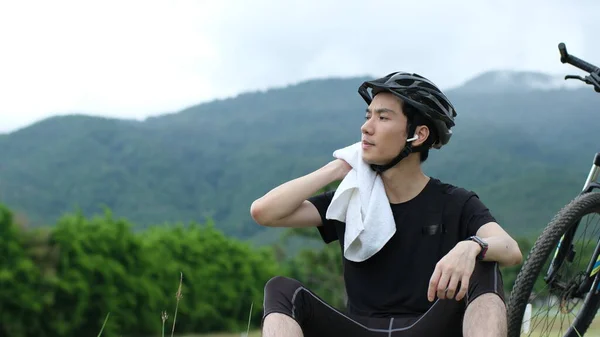 Yapay Islak Mendili Olan Yorgun Bir Adam Spor Salonunda Bisikletle — Stok fotoğraf