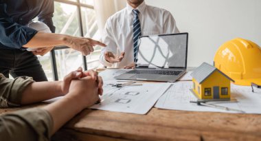 Ofiste planlarla çalışan mühendis ekibi, mimari plan için işyerinde teftiş, inşaat projesi, iş inşaatı.