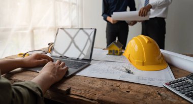 Modellik ve proje tasarımı üzerine ortaklar ve mühendislik araçlarıyla çalışan mühendisler ve mühendislerle toplantı konsepti.