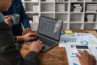 İş adamı ekibi hesap makinesi ve dizüstü bilgisayarla finansal durumu analiz ediyor. Zenginlik yönetimi kavramı.