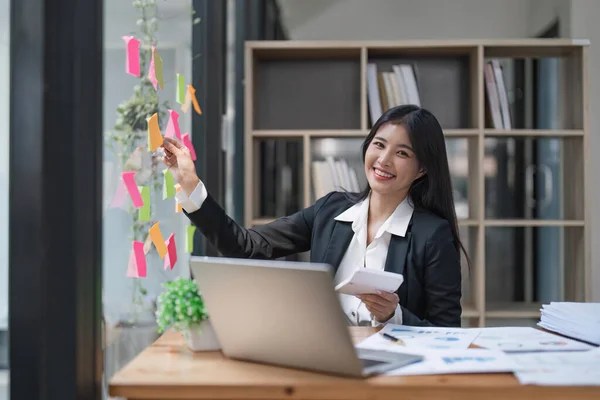 Επιχειρηματίας Ασίας Χαμόγελο Γυναίκα Στο Γραφείο Και Χρησιμοποιήσετε Μετά Σημειώσεις — Φωτογραφία Αρχείου