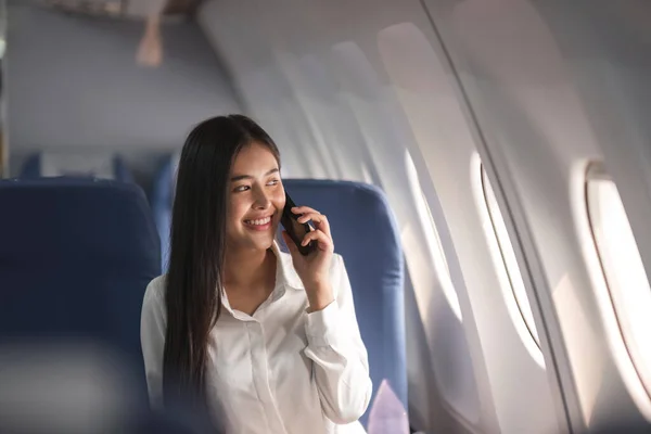 Jonge Vliegtuigpassagier Zakenvrouw Met Behulp Van Smartphone Communiceren Zakenvrouw Werken — Stockfoto