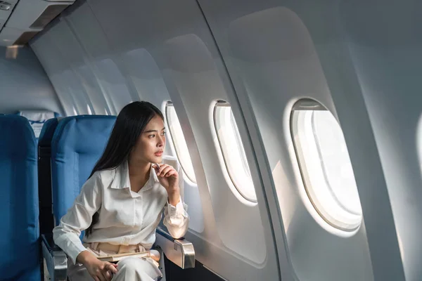 Asiatisk Kvinna Passagerare Sitter Flygplan Nära Fönstret Och Tittar Genom — Stockfoto