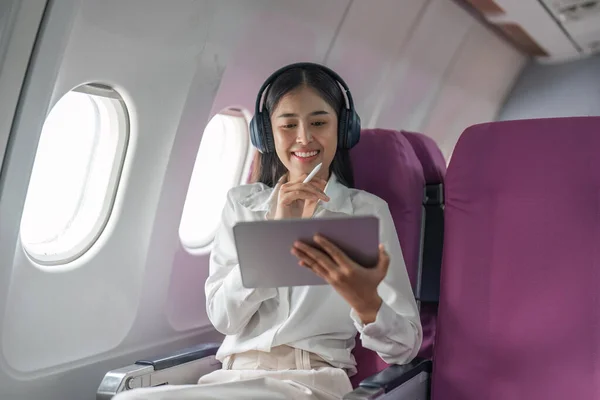 Plane Passenger Business Woman Working Airplane Cabin Flight Flight Wifi — Stock Photo, Image